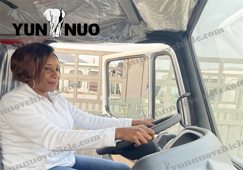 Le client de C&ocirc;te d'Ivoire a visit&eacute; Shandong Yunnuo et a achet&eacute; quatre v&eacute;hicules d'occasion副本