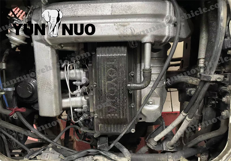 Le Toyota Coaster &agrave; destination du Ghana est sur le point de prendre le large.