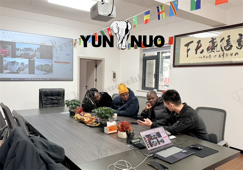 Des clients africains visitent Yunnuo pour des tracteurs d'occasion