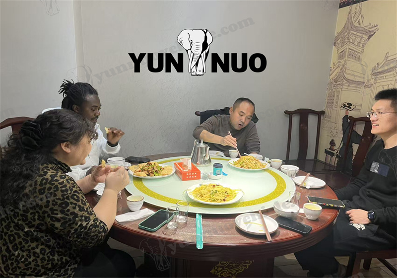 Un client ghan&eacute;en visite Yunnuo pour l'achat de montagnes russes副本