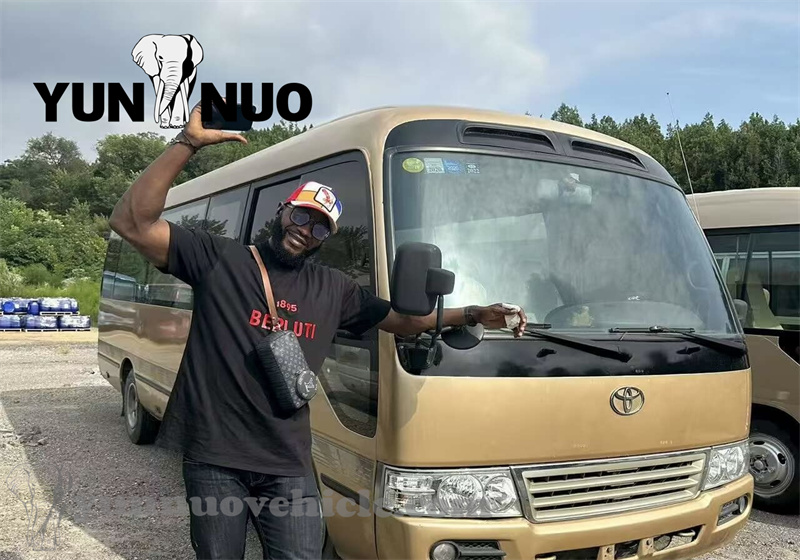  Le client du B&eacute;nin est venu visiter nos v&eacute;hicules d'usine et de stock