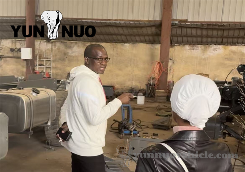 Des clients du Mali visitent le Shandong Yunnuo