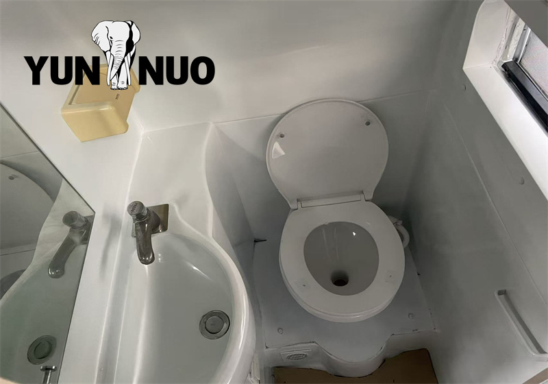 Le Yutong ZK6122HQ9A &agrave; destination du Zimbabwe est sur le point de repartir.