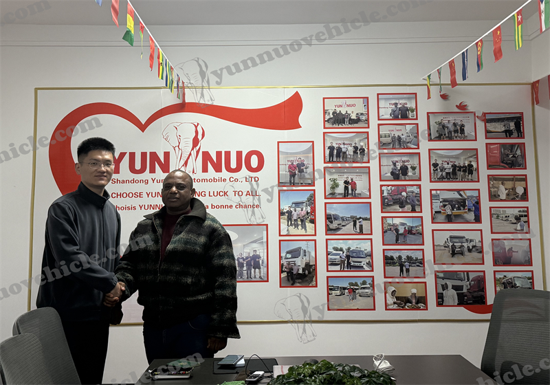  Des clients nig&eacute;rians visitent Shandong Yunnuo pour acheter des v&eacute;hicules de la s&eacute;rie Toyota