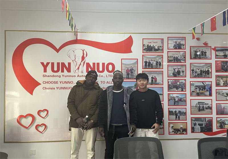 Des clients maliens visitent le Shandong Yunnuo pour acheter des bus Coaster