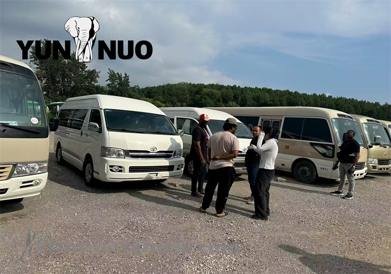  Le client du B&eacute;nin est venu visiter nos v&eacute;hicules d'usine et de stock