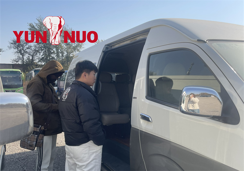 Des clients maliens visitent le Shandong Yunnuo pour acheter des bus Coaster