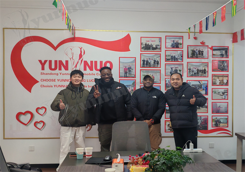 Un client zimbabw&eacute;en se rend au Shandong Yunnuo pour r&eacute;gler le paiement final