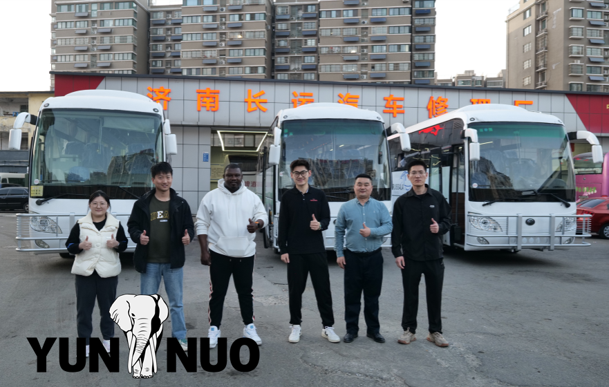 Les clients de Chad viennent inspecter les quatre bus qu'ils ont achetés.