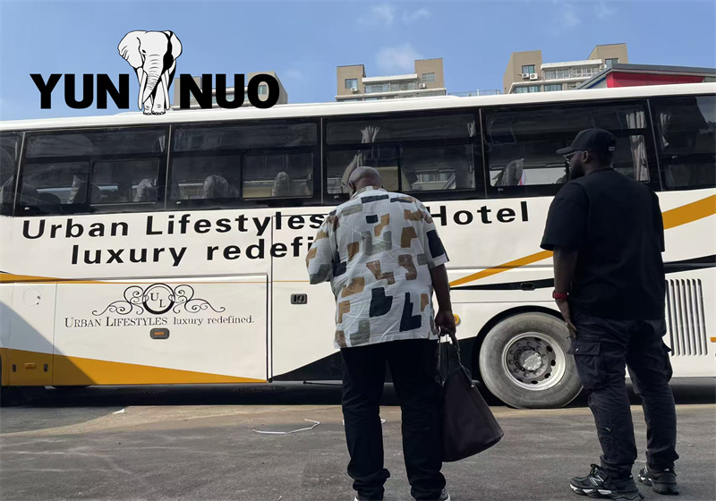 Le client du Zimbabwe vient à Yunnuo pour l'inspection du véhicule