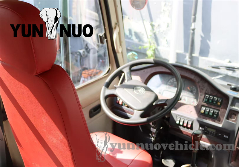 Deux bus yutong d'occasion personnalis&eacute;s par des clients ghan&eacute;ens ont &eacute;t&eacute; envoy&eacute;s au port