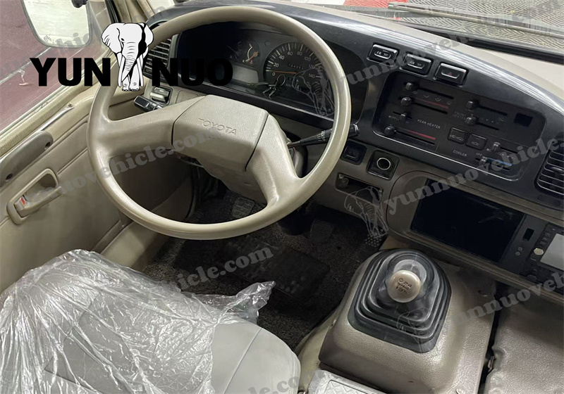 Le Toyota Coaster &agrave; destination du Ghana est sur le point de prendre le large.