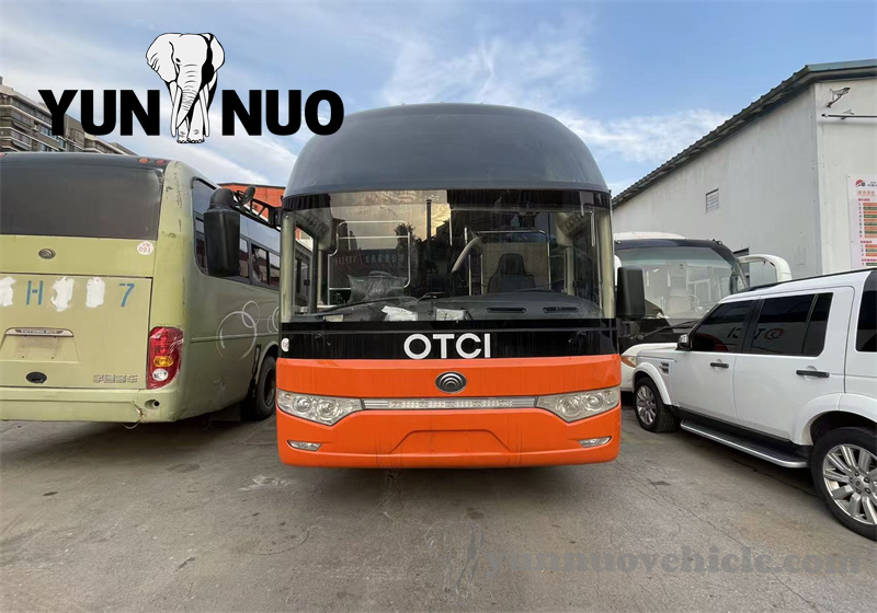 Le bus Yutong d'occasion personnalis&eacute; pour le client ivoirien est sur le point de prendre le large副本