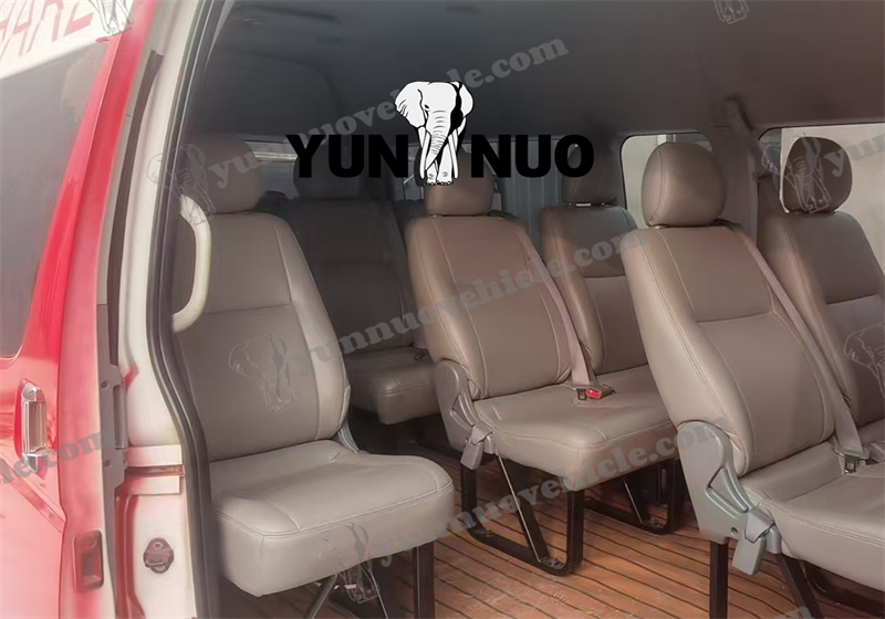 La Toyota HiAce d'occasion rouge accrocheuse est personnalis&eacute;e pour le client malien