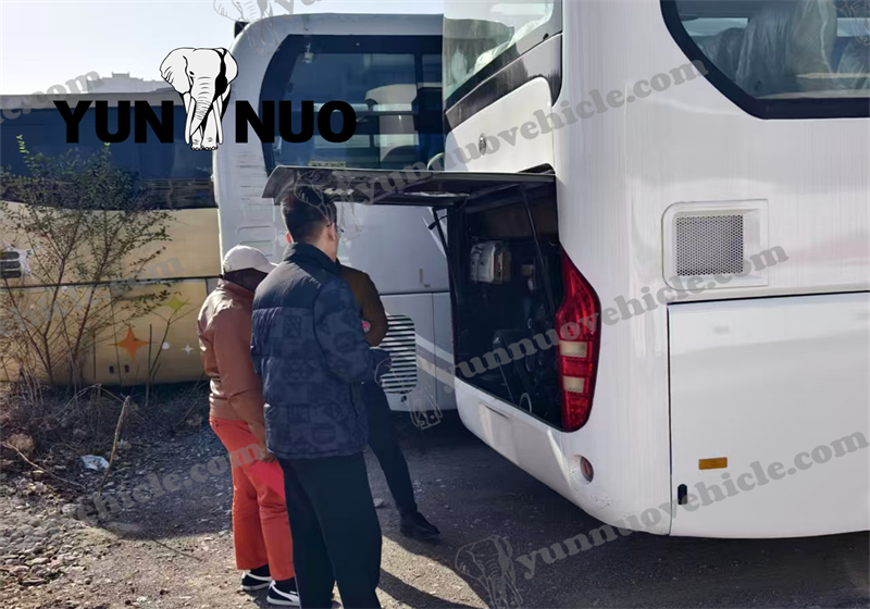 Le client camerounais a inspect&eacute; les autocars Yutong d'occasion du Shandong Yunnuo