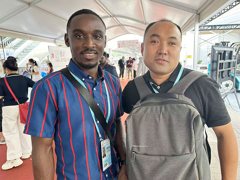 Des clients potentiels de la Foire de Canton viennent à l'entreprise pour des inspections sur place