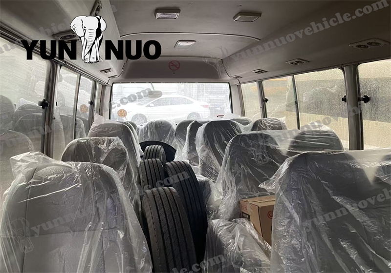 Le Toyota Coaster &agrave; destination du Ghana est sur le point de prendre le large.