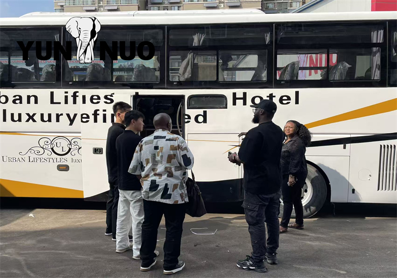 Le client du Zimbabwe vient à Yunnuo pour l'inspection du véhicule