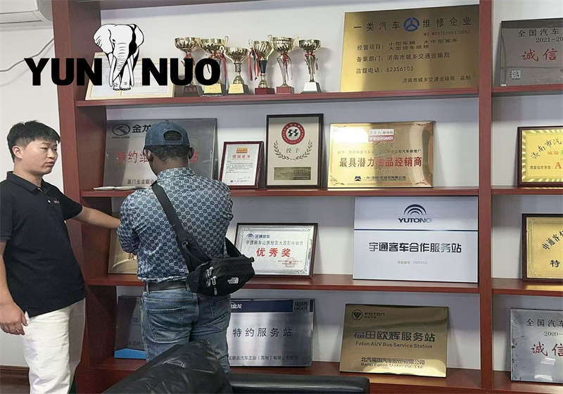 Un client ghan&eacute;en travaillant en Chine est venu visiter notre entreprise