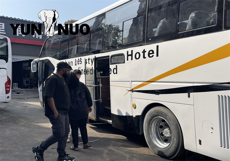 Le client du Zimbabwe vient à Yunnuo pour l'inspection du véhicule