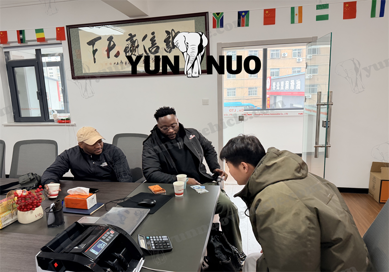 Un client zimbabw&eacute;en se rend au Shandong Yunnuo pour r&eacute;gler le paiement final