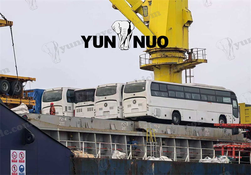 Trois autocars Yutong pour un client ivoirien charg&eacute;s pour exp&eacute;dition