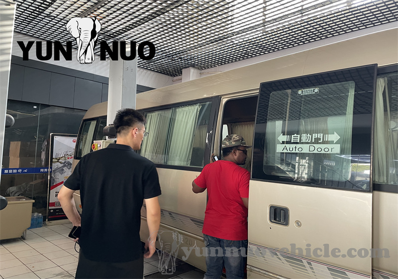 Le client nig&eacute;rian nous a rendu visite et a exprim&eacute; l'intention de devenir notre agent