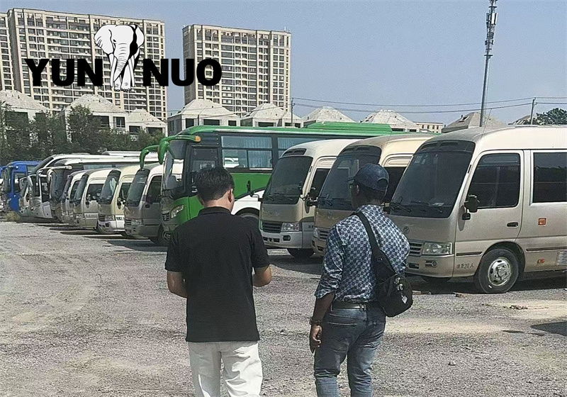 Un client ghan&eacute;en travaillant en Chine est venu visiter notre entreprise