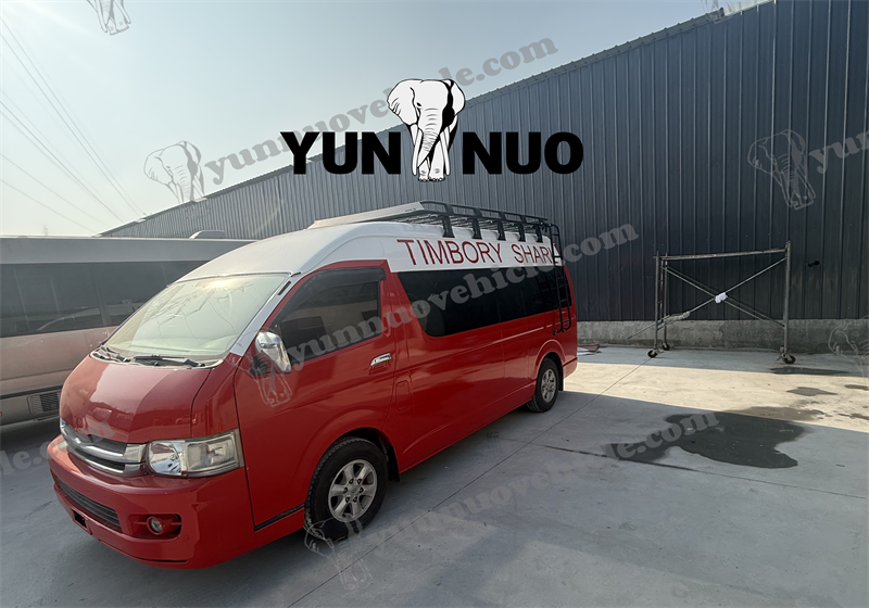 La Toyota HiAce d'occasion rouge accrocheuse est personnalis&eacute;e pour le client malien.