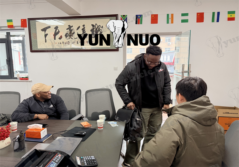 Un client zimbabw&eacute;en se rend au Shandong Yunnuo pour r&eacute;gler le paiement final