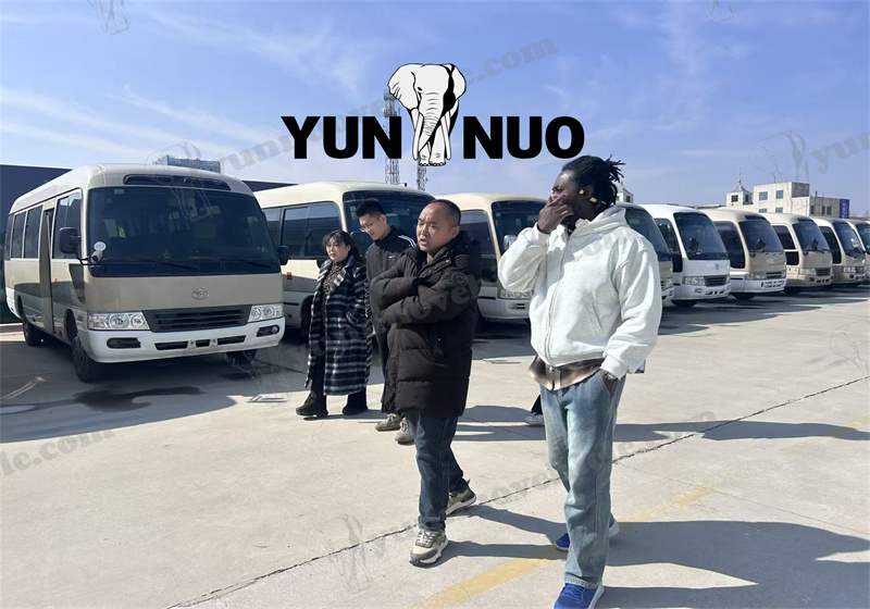 Un client ghan&eacute;en visite Yunnuo pour l'achat de montagnes russes副本