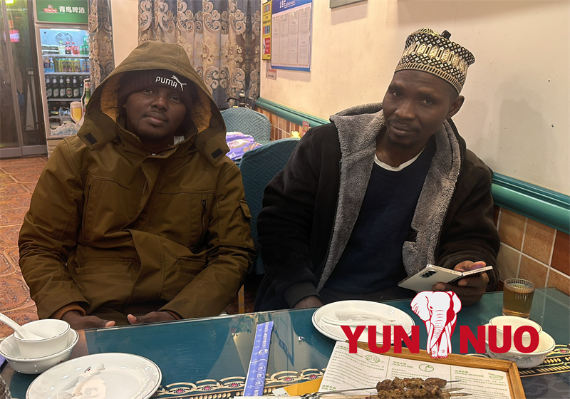 Des clients maliens visitent le Shandong Yunnuo pour acheter des bus Coaster