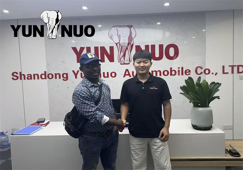 Un client ghan&eacute;en travaillant en Chine est venu visiter notre entreprise