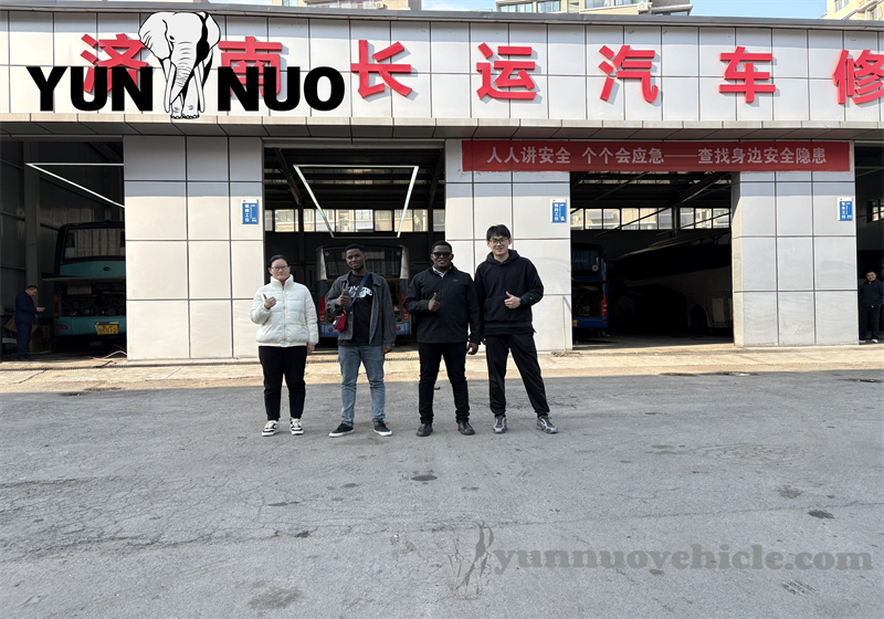 Des clients tanzaniens se sont rendus au Shandong Yunnuo pour acheter des bus Yutong d'occasion副本