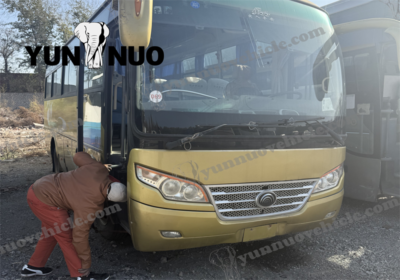 Le client camerounais a inspect&eacute; les autocars Yutong d'occasion du Shandong Yunnuo