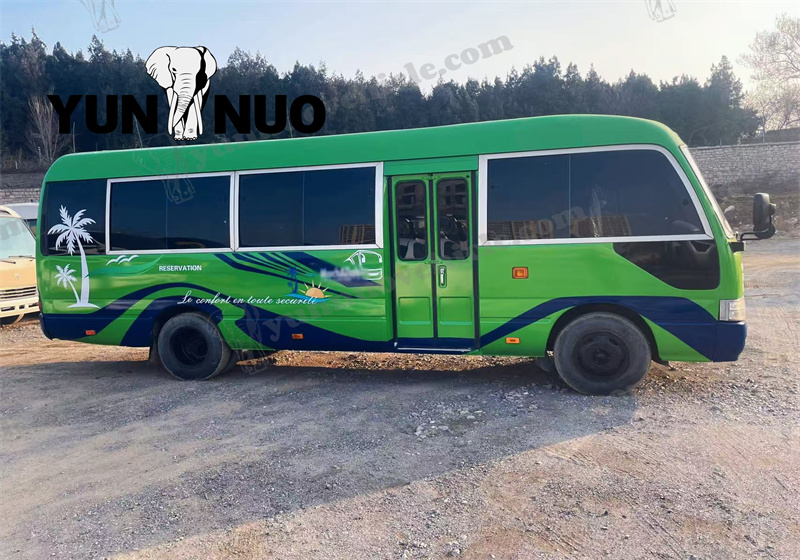 Le Toyota Coaster &agrave; moteur diesel sera exp&eacute;di&eacute; au S&eacute;n&eacute;gal副本