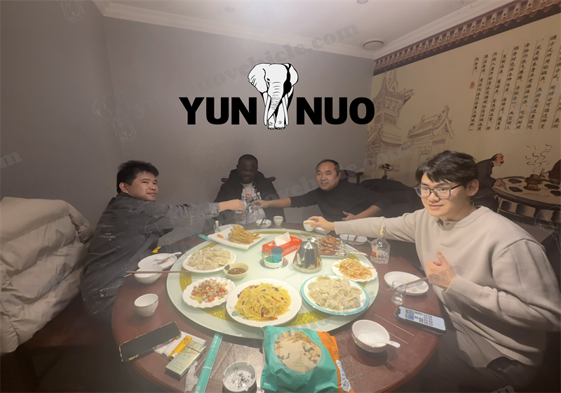 Le client ghan&eacute;en a achet&eacute; quatre v&eacute;hicules Toyota Coaster d'occasion au Shandong Yunnuo副本