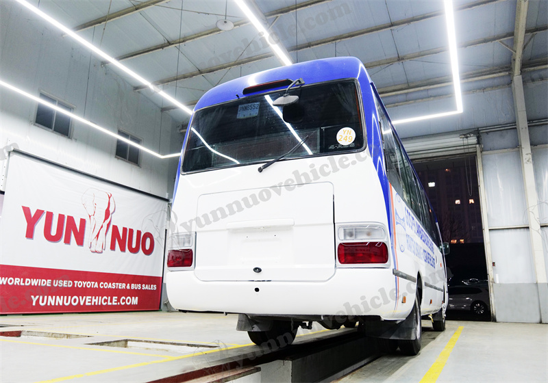 Toyota Coaster avec moteur diesel N04C, pr&ecirc;t &agrave; prendre le large