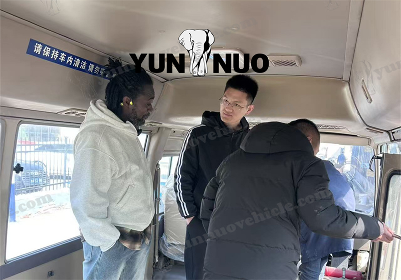 Un client ghan&eacute;en visite Yunnuo pour l'achat de montagnes russes副本