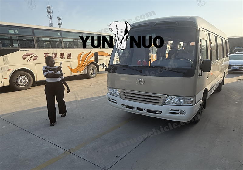 Un client de Sierra Leone a command&eacute; deux Toyota Coasters 3RZ d