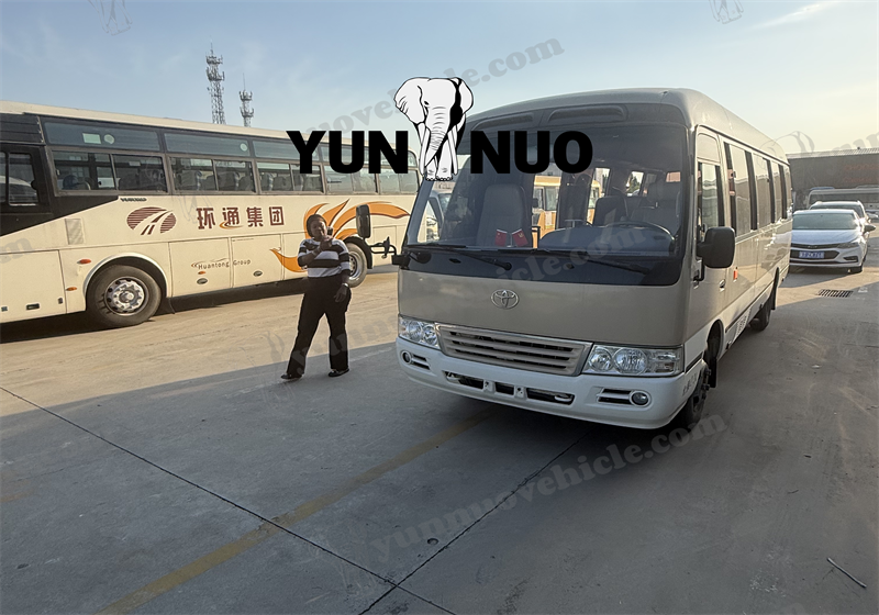 Un client de Sierra Leone a command&eacute; deux Toyota Coasters 3RZ d