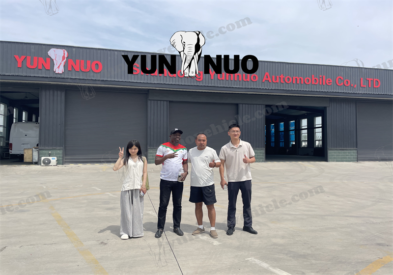 Un client du Burkina Faso visite le Shandong Yunnuo副本1.png
